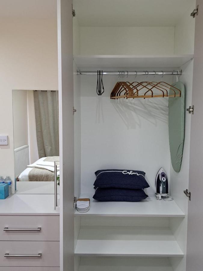 Modern 2 Bed 2 Bath Apartment Free Parking 沃特福德 外观 照片